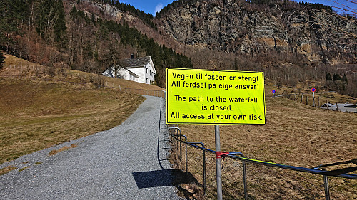 Sign at the trail up to Steinsdalsfossen