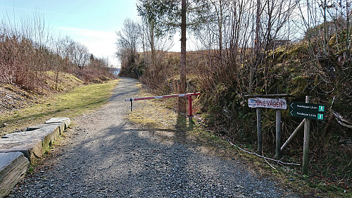 Start of the marked trail to Smievågen and Moldaneset