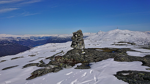 The large cairn at Lingesetfjellet with Storehaugfjellet to the right