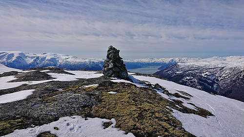 The cairn at Lingesetfjellet with Vangsnes in the background