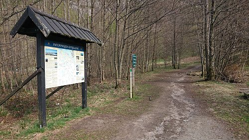The trailhead right next to the parking lot