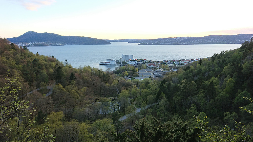 Towards Askøybroen and Lyderhorn from below Munkebotsvatnet