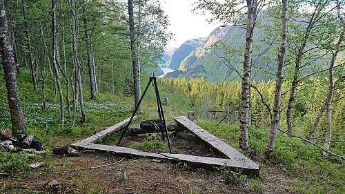 Picnic area next to the tractor road north of the summit Melstveitåsen