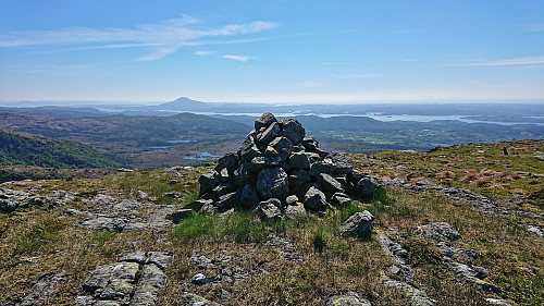 Cairn at Klovskardfjellet Vest with Siggjo in the background