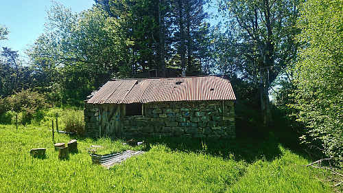 Abandoned farm building northwest of the summit