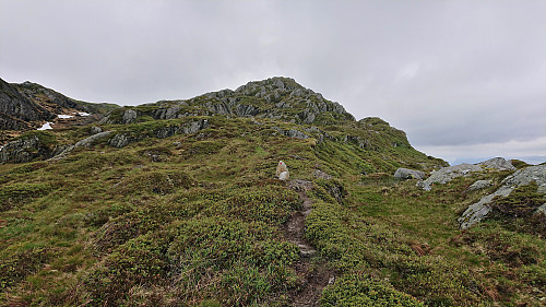 Approaching the summit of Raudnipa