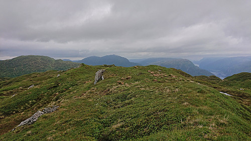 Summit area of Trollabotshaugen. Left: Hananipa, center: Bruviksnipa, right: Olsnesnipa.