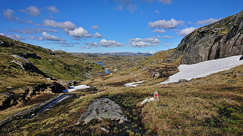 Back on the marked trail south of Dukefjellet with Dukestølen to the left
