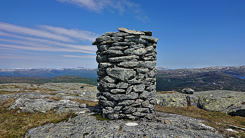 The large cairn at Blåkoll with Kvitanosi to the left and Lønahorgi to the right