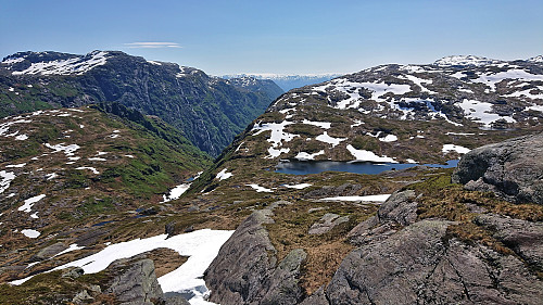 Descending towards Løkjesdalstjørnane with Flatafjellet to the right