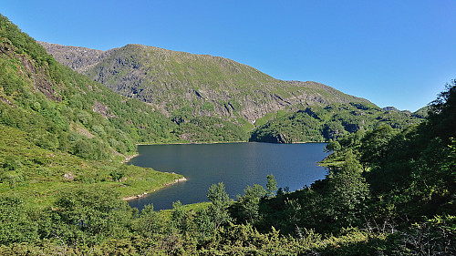 Ronamanen and Svartavatnet. Smetthaugane at the center and Småhaugane to the right.