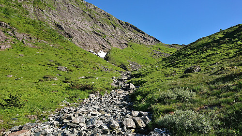 Following the dry river bed on the the way to Småhaugane