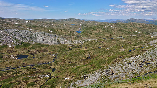 Northwest from the trail east of Grønalii. Dystingen to the right.