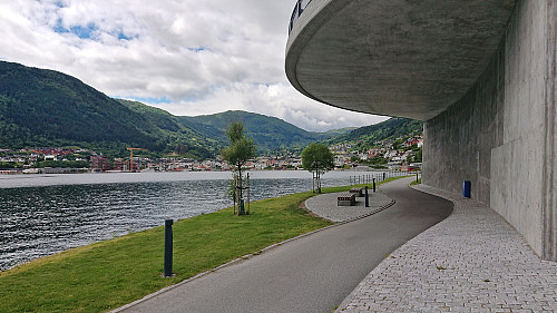 The start of Fjordstien with Loftesnesbrui to the right
