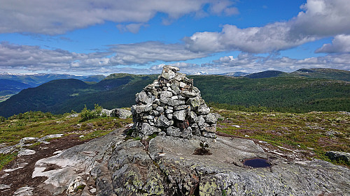 The cairn at Hesteggi with Hurrungane in the background