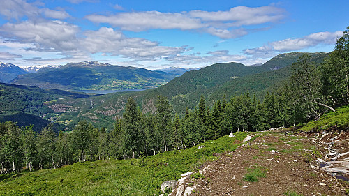 Descending on the tractor road with Solvornnipa to the right