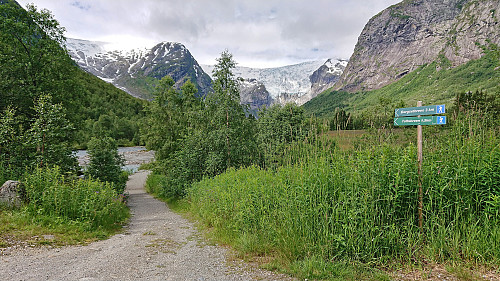 The trailhead with Bergsetbreen in the distance