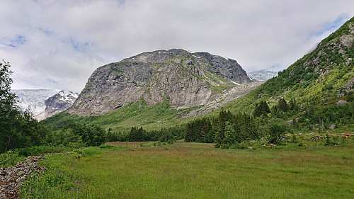 Kråfjellet with Bergsetbreen to the left and Tuftebreen to the right