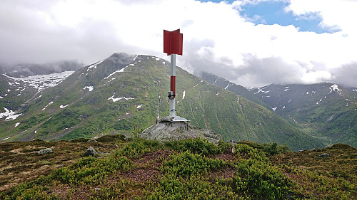 The trig marker at Skredfjellet/Hovden with Nystølseggi in the background