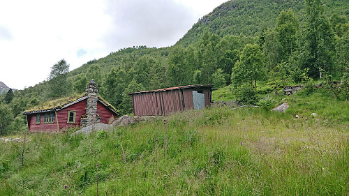 Heimastølen with the marked trailhead to the right
