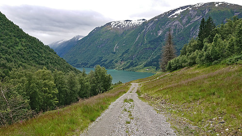 The gravel road back down to Berge