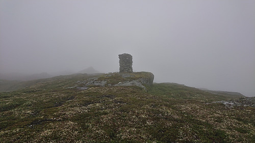 The large cairn at Storhaug with the summit in the background left