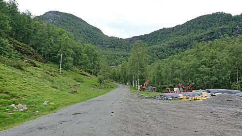 Towards Yksendal from the parking spot