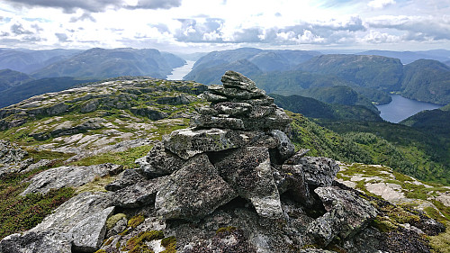 The cairn Midtnakken (not at the highest point). Left: Veafjorden, right: Grøssvikvågen.