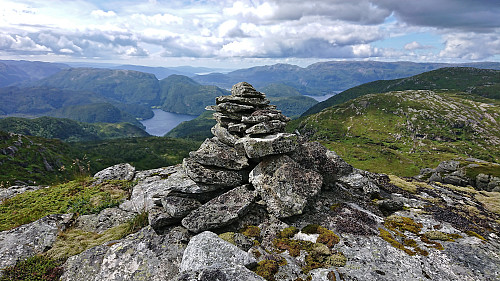 The cairn at Midtnakken with Snøya to the right