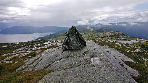 South along the ridge from the cairn with Varaldsøy to the left