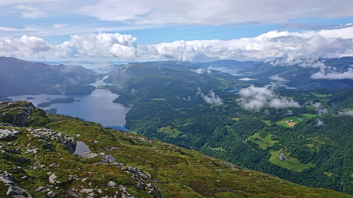 West towards Eikelandsosen (right of center) from the cairn