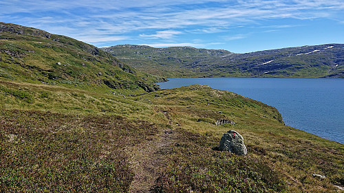 Trail along Nedsta Piksvatnet with Storebrekkuna in the background