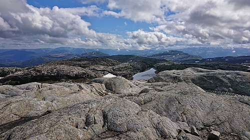 West/southwest from Skjemmehorgi