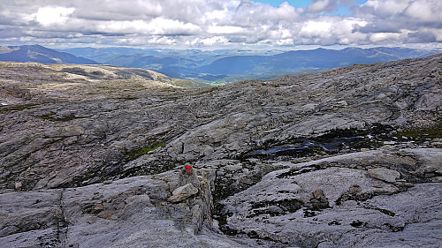 The marked trail east of Skjemmehorgi with Lønahorgi to the left