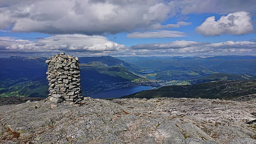 Vossevangen and Lønahorgi from the large cairn at Gråsidetoppen