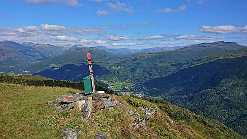 Steinsethorgi utsiktspunkt with Granvin in the background