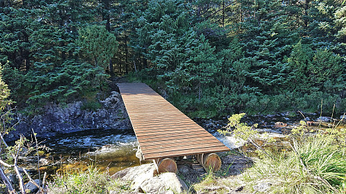 The foot bridge across Tveitaelva