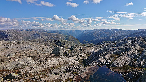 Looking down at Steinslandsvatnet from east of Sundagsfjellet