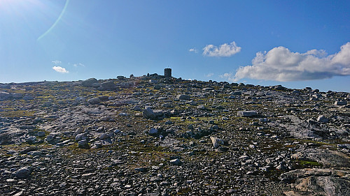 Approaching the cairn at Sundagsfjellet