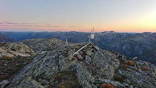 Small installation south of the summit of V av Åsabotnen