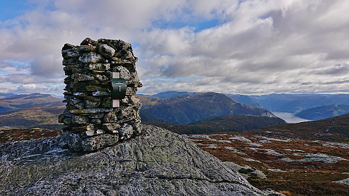The cairn at Tinden with Oksen in the background
