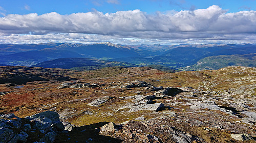 Descending north from Grønahorgi with Lønahorgi in the background