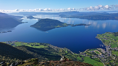 Snilsveitøy and Rosendal from Malmangersnuten