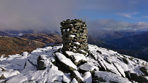 The summit of Slettefjellet with Hornafjellsvatnet and in the background Nipekråni left