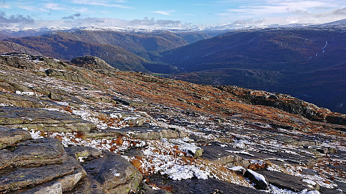 Descending from Slettefjellet with Høvik in the background