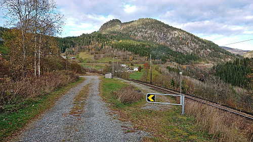 The train station at Kløve with Klyvsnolten win the background