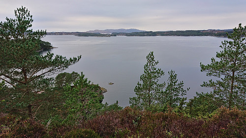 Towards Pyttane/Liatårnet from north of the summit of Kjeneset