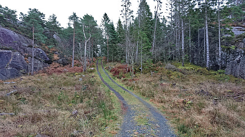 Short gravel road northwest of Såta