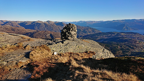 The cairn at Torefjell east of the summit