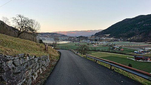 Following the paved road back to Steinsdalsfossen